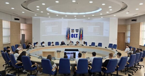 elevii de la liceul teoretic nicolae titulescu lectie de educatie sociala la consiliul judetean olt 68427fc5a9636