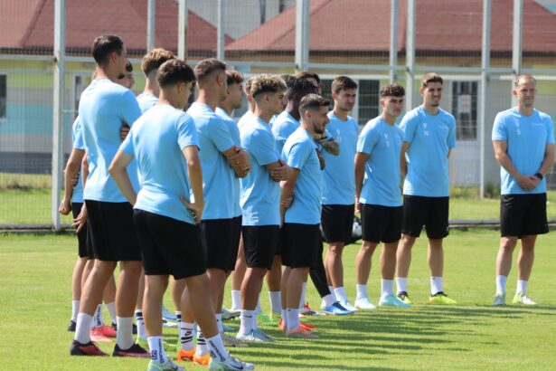 foto 23 de jucatori la primul antrenament al csm slatina niculescu suntem in discutii cu mai multi jucatori pentru a ne intari lotul 684fe2fb11ade