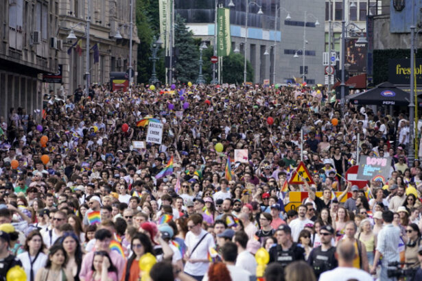 galerie foto jandarmii au dat amenzi de 6 000 lei la marsul bucharest pride si evenimentele pride park trei persoane s au ales cu dosar penal 6845798ec458f