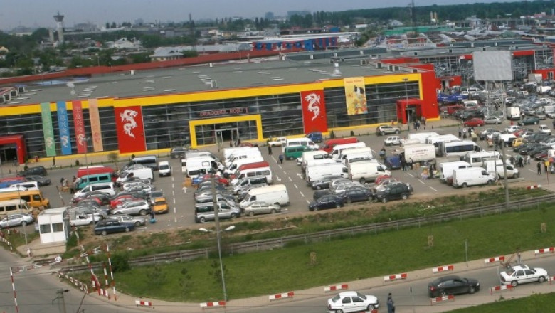 imbracaminte si parfumuri in valoare de peste 87 milioane de lei confiscate dupa perchezitiile de la dragonul rosu 683eb336cedea