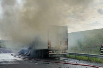 incendiu pe drumul expres intre negreni si slatina un camion arde ca o torta video 683e8b401fabd