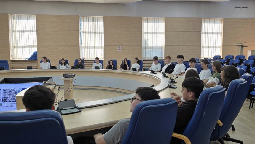 lectie de educatie sociala altfel la consiliul judetean olt elevii in dialog cu administratia 683ff3f4130e7