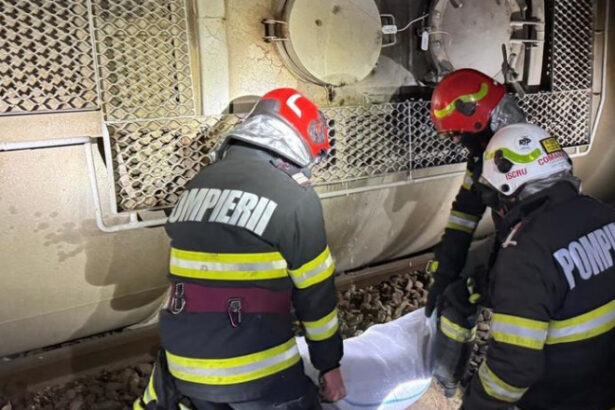 locomotiva si doua vagoane ale unui tren plin cu benzina au deraiat se scurge combustibil dintr unul dintre vagoane 6843c6cea795a