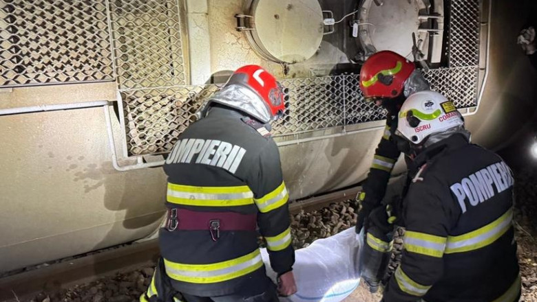 locomotiva si doua vagoane ale unui tren plin cu benzina au deraiat se scurge combustibil dintr unul dintre vagoane 6843c6cea795a