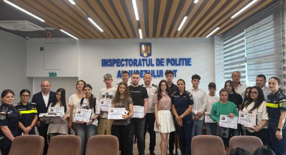mesaje cu atitudine copii premiati de politisti 6852cefd6cdb1