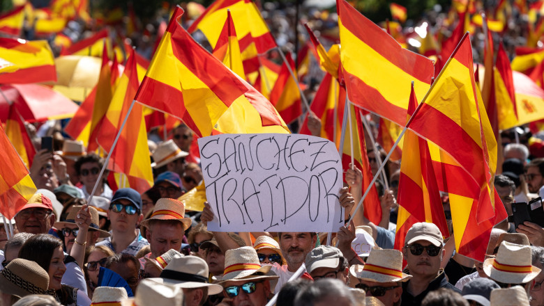noi proteste in spania impotriva premierului pedro sanchez acuzat de coruptie zeci de mii de oameni in strada 68459a688ffee