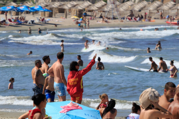 o fata de 21 de ani a fost salvata de la inec de un adolescent la costinesti baiatul a fost recompensat de firma unde lucreaza 6848815a4ead0