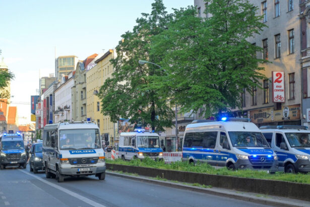 o femeie care a atacat doi oameni cu un cutit in munchen a fost impuscata de politisti 68454021b2a51