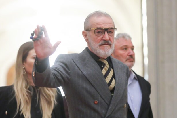 patriarhul daniel ii interzice lui becali sa mai cante la strana catedralei patriarhale nu are competente muzicale adecvate 6842ffba4def3