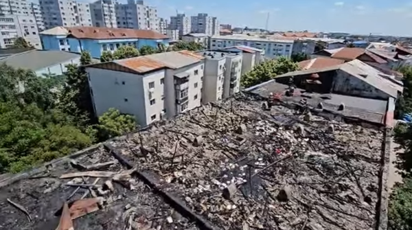 pompierii au lichidat incendiul izbucnit la blocul 1b din slatina a ars acoperisul pe sute de metri patrato video 685133731ba01