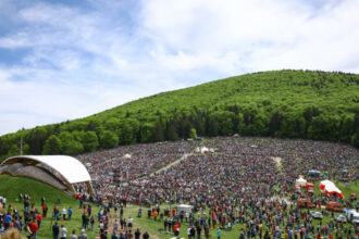 procesiunea de rusaliile catolice de la sumuleu ciuc sunt asteptati peste 300 000 de oameni va fi prezent si presedintele ungariei 6843e8ce53c26