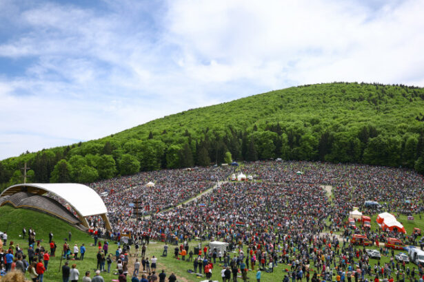 procesiunea de rusaliile catolice de la sumuleu ciuc sunt asteptati peste 300 000 de oameni va fi prezent si presedintele ungariei 6843e8ce53c26