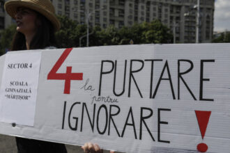 protest al sindicalistilor din educatie in 18 iunie prin purtarea de banderole sau ecusoane care le sunt nemultumirile 684c29ac859c0