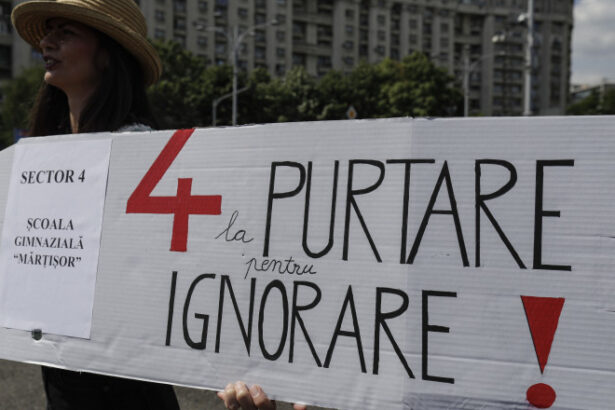 protest al sindicalistilor din educatie in 18 iunie prin purtarea de banderole sau ecusoane care le sunt nemultumirile 684c29ac859c0