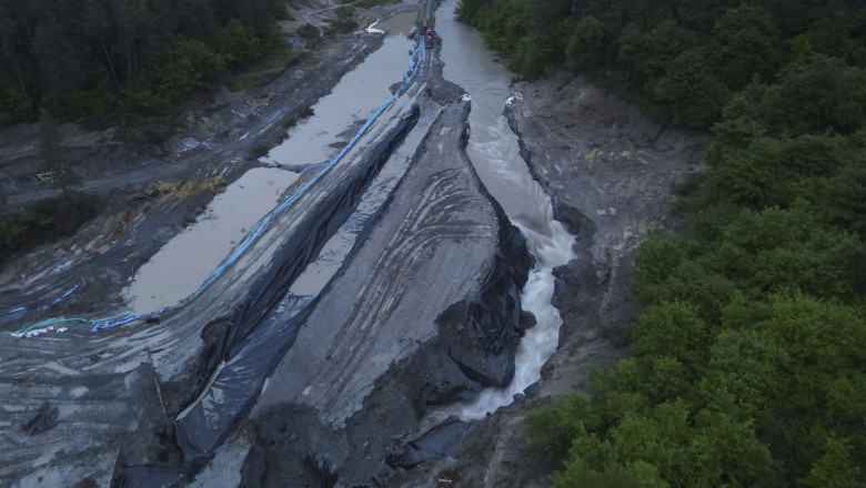 salina praid autoritatile au realizat o linie de aparare de 750 de metri pentru a proteja gospodariile de viitura 683d6b11677c8