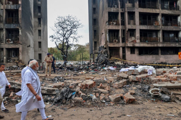 salvatorii cauta supravietuitori si resturi ale avionului air india in ahmedabad modi scena dezastrului este sfasietoare 684be93d02237