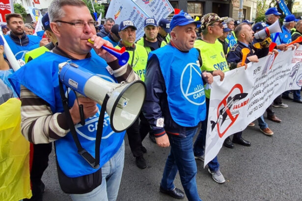 sindicalistii protesteaza la cotroceni ei cei reducerea subventiilor si eliminarea privilegiilor pentru partide si parlamentari 684a7cc4af9ae