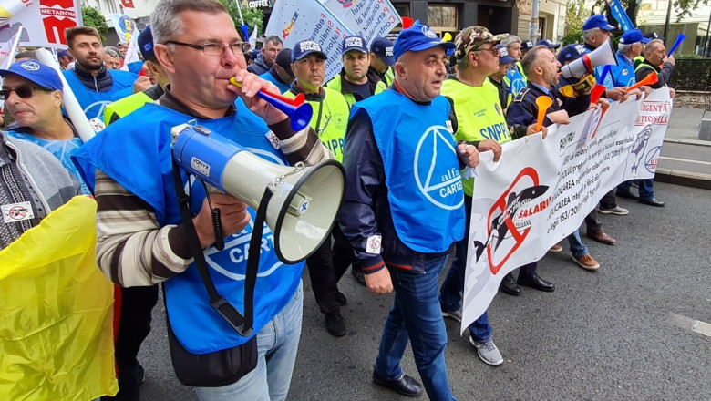 sindicalistii protesteaza la cotroceni ei cei reducerea subventiilor si eliminarea privilegiilor pentru partide si parlamentari 684a7cc4af9ae