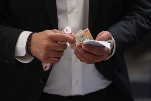 sondaj peste 77 dintre romani sunt de acord cu reducerea cheltuielilor de functionare a statului altele decat cele cu angajatii 684019cbca944