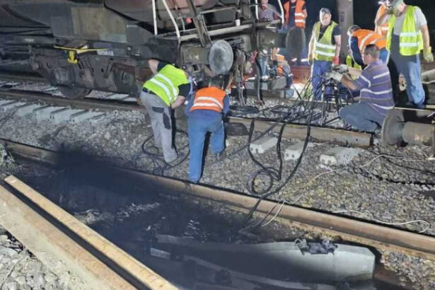 traficul feroviar a fost reluat pe un fir pe distanta rosiori maldaeni continua operatiunile pentru repunerea pe sine trenului deraiat 684522dce21ef