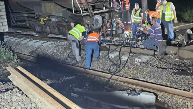 traficul feroviar a fost reluat pe un fir pe distanta rosiori maldaeni continua operatiunile pentru repunerea pe sine trenului deraiat 684522dce21ef
