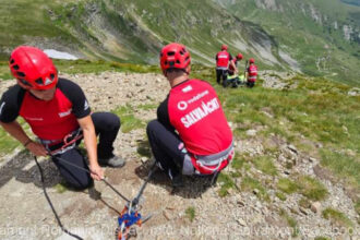 trei ucraineni rataciti in munti gasiti dupa 9 ore de cautare cu ajutorul sts salvatorii indusi in eroare de un apel din irlanda 684d2a548079e