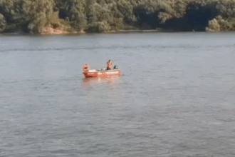 un minor de 16 ani din olt s a inecat in dunare trupul sau este cautat de scafandri 68571a49c1e91