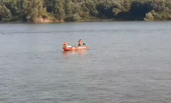 un minor de 16 ani din olt s a inecat in dunare trupul sau este cautat de scafandri 68571a49c1e91