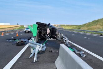 video accident pe dex 12 un tanar din piatra olt s a rasturnat cu masina 684e6779cd0cb