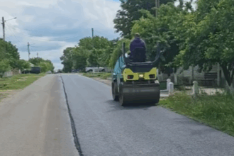 video cj olt executa lucrari de reparatii pe mai multe drumuri judetene se toarna asfalt se aplica marcaje se sapa santuri se coseste vegetatia 684e9804d5010