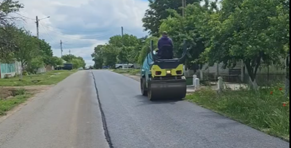 video cj olt executa lucrari de reparatii pe mai multe drumuri judetene se toarna asfalt se aplica marcaje se sapa santuri se coseste vegetatia 684e9804d5010