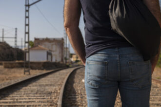 video inconstienta pe calea ferata cum isi pun viata in pericol in fiecare zi sute de oameni in garile din romania e riscul nostru 684a52959b83b