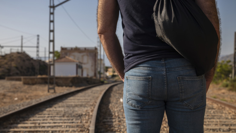 video inconstienta pe calea ferata cum isi pun viata in pericol in fiecare zi sute de oameni in garile din romania e riscul nostru 684a52959b83b