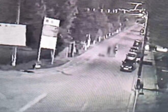 video momentul in care un tanar de 20 de ani din galati este omorat in bataie in plina strada doi agresori au fost arestati 684736e4778c1