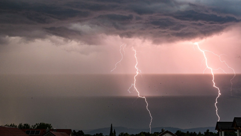 video noua persoane au fost ranite la bordul unui avion ryanair prins de turbulente furtuni violente in sudul germaniei 684167cd0e4f4