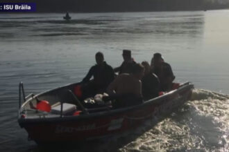 video o persoana este cautata cu scafandri dupa ce o barca s a rasturnat pe raul arges 6847093445f23