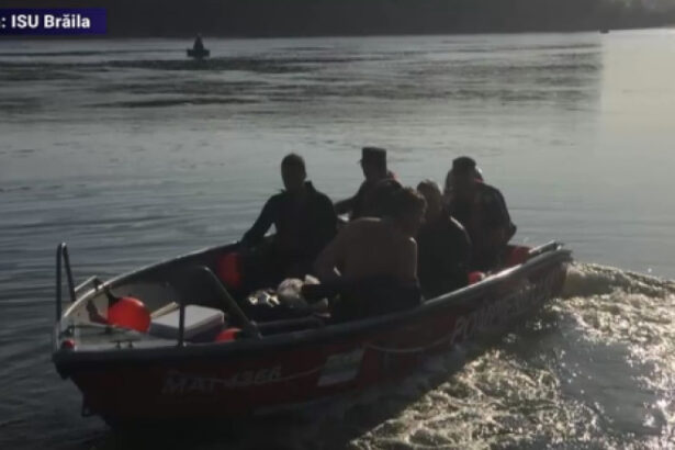 video o persoana este cautata cu scafandri dupa ce o barca s a rasturnat pe raul arges 6847093445f23