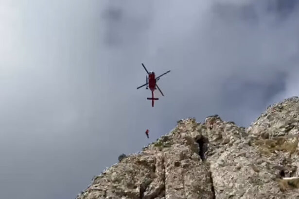 video patru alpinisti ramasi blocati in muntii bucegi interventia salvamont a durat 17 ore 683c73c926156