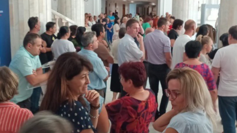 video protest la ministerul finantelor angajatii au oprit lucrul nemultumiti de taierea sporurilor 6862829f5bfdd