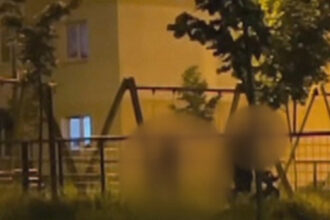 video scene socante intr un parc din brasov femeie batuta de sot in timp ce copilul plange in leagan agresorul a fost retinut 68465cf015af2