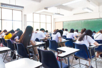 video tentativa de frauda la bac doi elevi prinsi in timp ce foloseau dispozitive audio video 684c33279b639