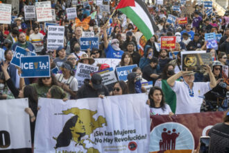 videofoto gaze lacrimogene si grenade sonore folosite de politie in centrul los angeles la proteste impotriva raidurilor anti imigratie 6843e9f54af8f