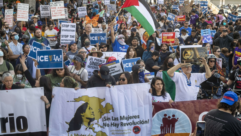 videofoto gaze lacrimogene si grenade sonore folosite de politie in centrul los angeles la proteste impotriva raidurilor anti imigratie 6843e9f54af8f