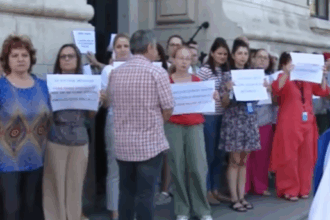 a treia zi de proteste in institutii avem aceeasi nemultumire reducerea veniturilor o nemultumire mai mare e ca nu se fac cum au promis reformele adica se incepe iarasi de jos 6874bffd68a68