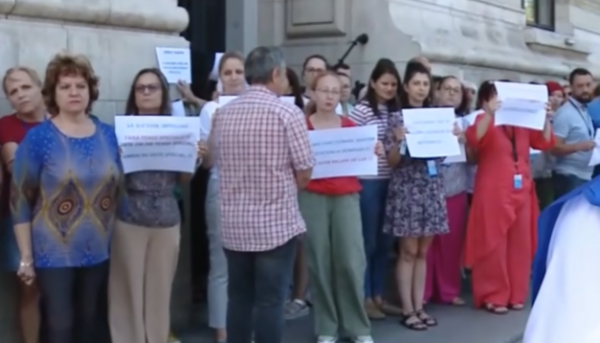 a treia zi de proteste in institutii avem aceeasi nemultumire reducerea veniturilor o nemultumire mai mare e ca nu se fac cum au promis reformele adica se incepe iarasi de jos 6874bffd68a68