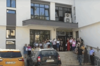 angajatii casei de pensii olt protesteaza 686e3368c7c35