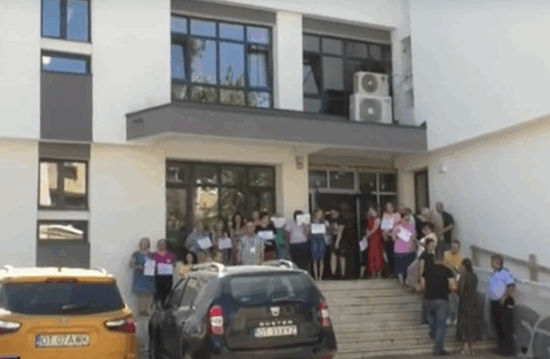 angajatii casei de pensii olt protesteaza 686e3368c7c35