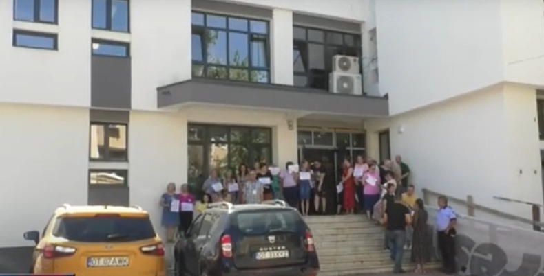 angajatii casei de pensii olt protesteaza 686e3368c7c35