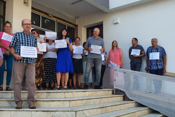 angajatii casei judetene de pensii olt au reluat protestele 686d1a0785c83