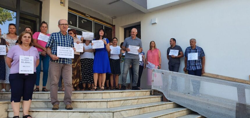 angajatii casei judetene de pensii olt au reluat protestele 686d1a0785c83